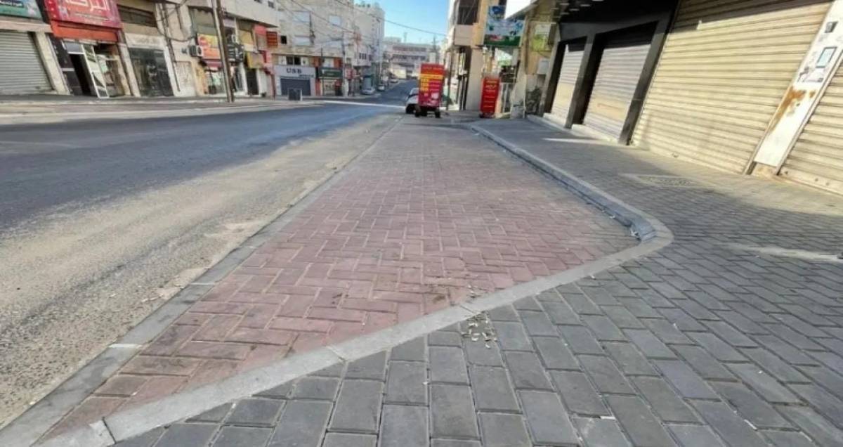 أمانة عمّان تنفذ مبادرة لتأهيل الأرصفة في منطقة الجبيهة