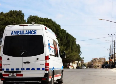 وفاة و4 إصابات بحادث تصادم بين 3 مركبات في عمان