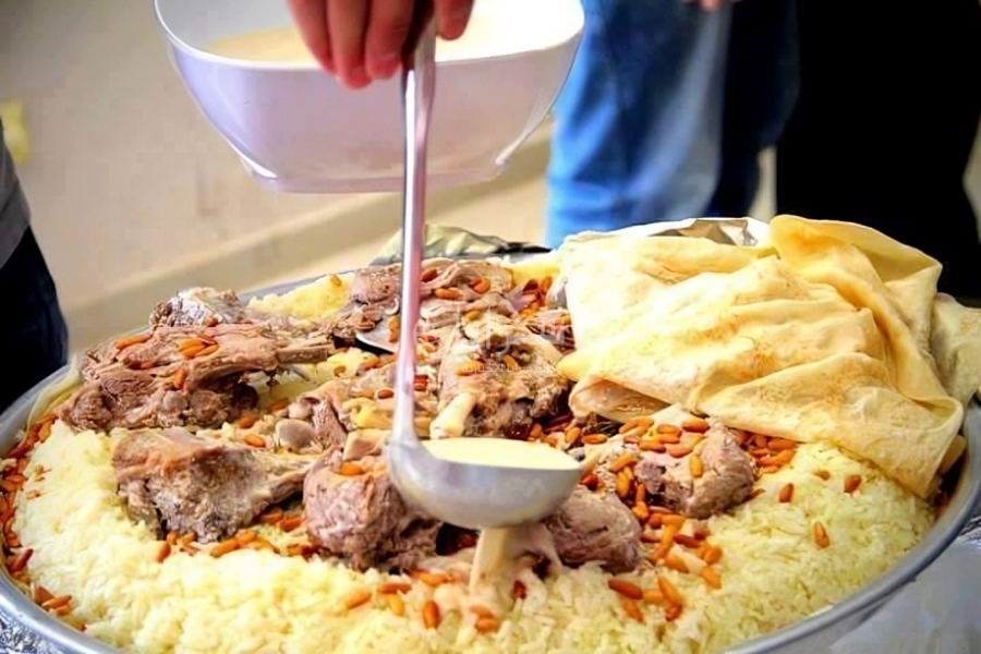 جدل اجتماعي حول عادة فت اللحم على المائدة بين العادات القبلية والسنة النبوية