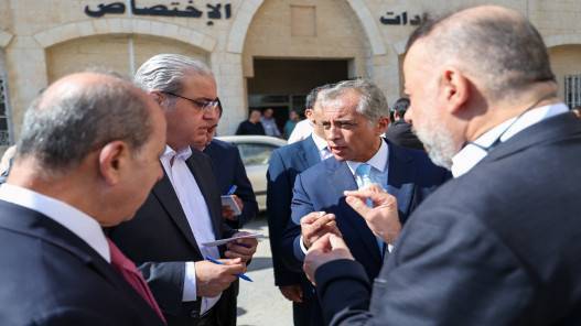 رئيس الوزراء يوجه بإنشاء مبنى جديد للعيادات في مستشفى اليرموك الحكومي