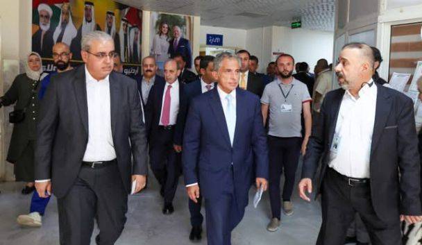 رئيس الوزراء يتفقد مؤسسات صحية وتربوية واجتماعية في لواء بني كنانة .. صور