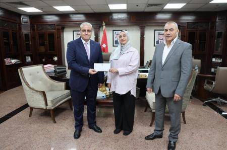 وزير الصحة يكرّم موظفة الخدمات في مستشفيات البشير