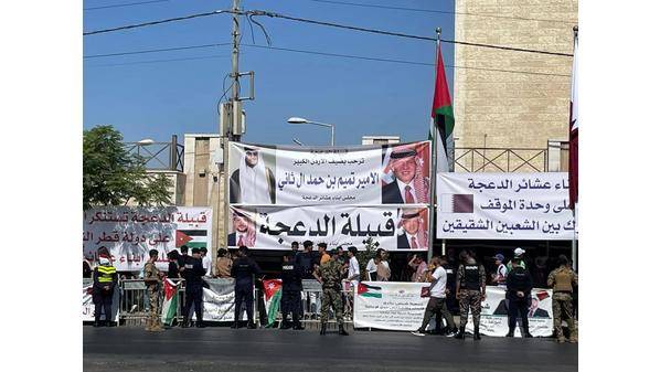 الأردنيون يستعدون لاستقبال أمير قطر (صور)