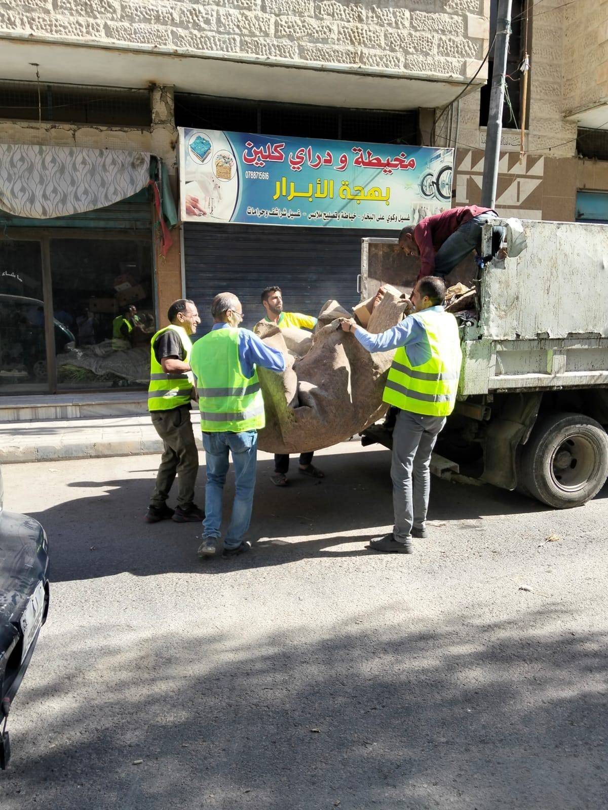 بلدية الزرقاء تنفذ حملة نظافة شاملة بمشاركة موظفي الدوائر الإدارية