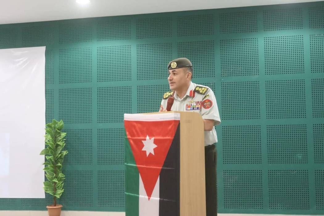 مدير الإعلام العسكري يلقي محاضرة عن خدمة العلم في إربد