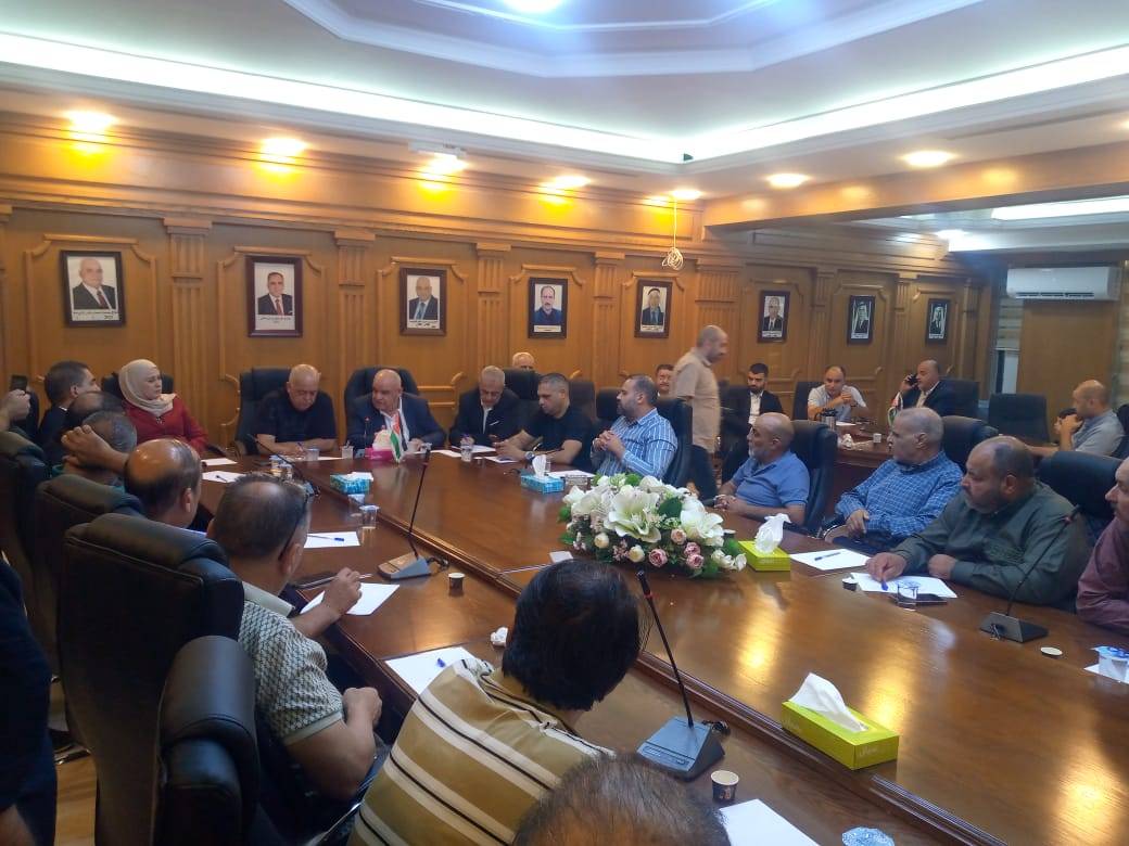 اجتماع موسع بين تجار حسبة الجورة ورئيس بلدية إربد الكبرى: مطالبات بحلول جذرية وتعويض المتضررين