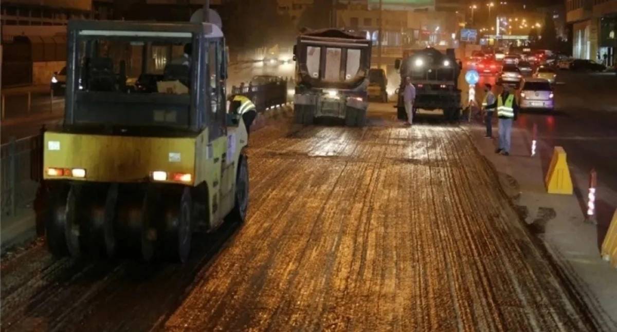 أعمال تعبيد ليلية لشوارع رئيسية في عمان