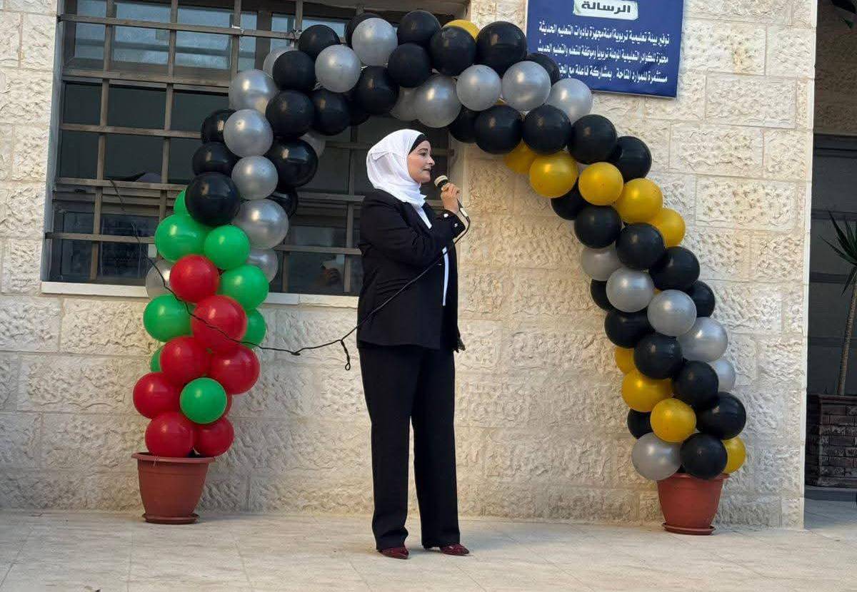 السواريس تلقي كلمة الطابور الصباحي أمام طلبة مدرسة ام عطية الأنصارية الثانوية المختلطة