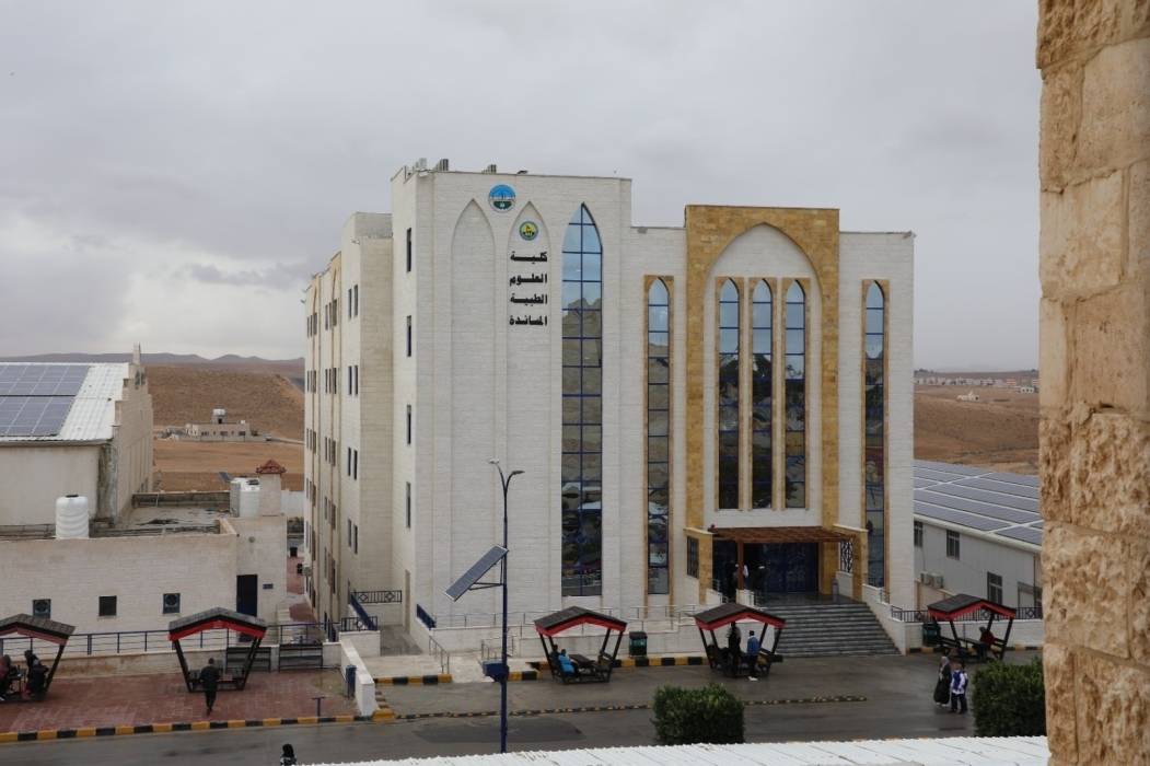 جامعة الزرقاء تناقش رسائل ماجستير في كلية العلوم الطبية المساندة