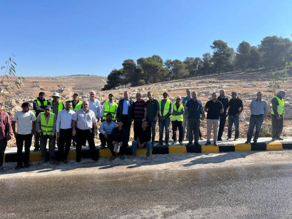 اعمال تزيين مدخل منطقة الكفير بالأشجار والورود صور