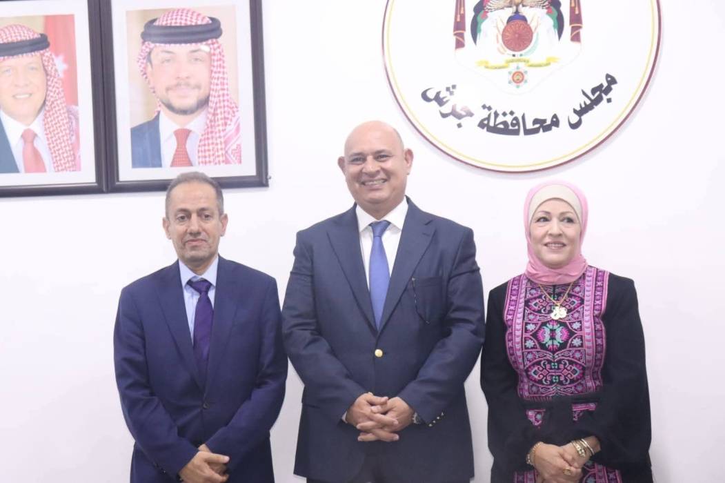 محافظ جرش يكرم الشاعرة مهى عتوم صور