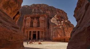 أكثر من 3000 أردني يزورون البترا من خلال برنامج أردننا جنة