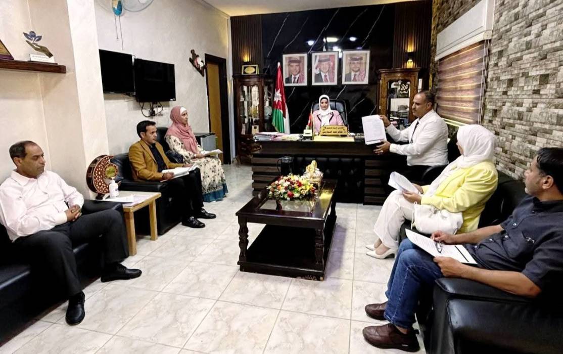 السواريس تترأس اجتماع لجنة مبادرة  لمدرستي أنتمي في لواء سحاب.