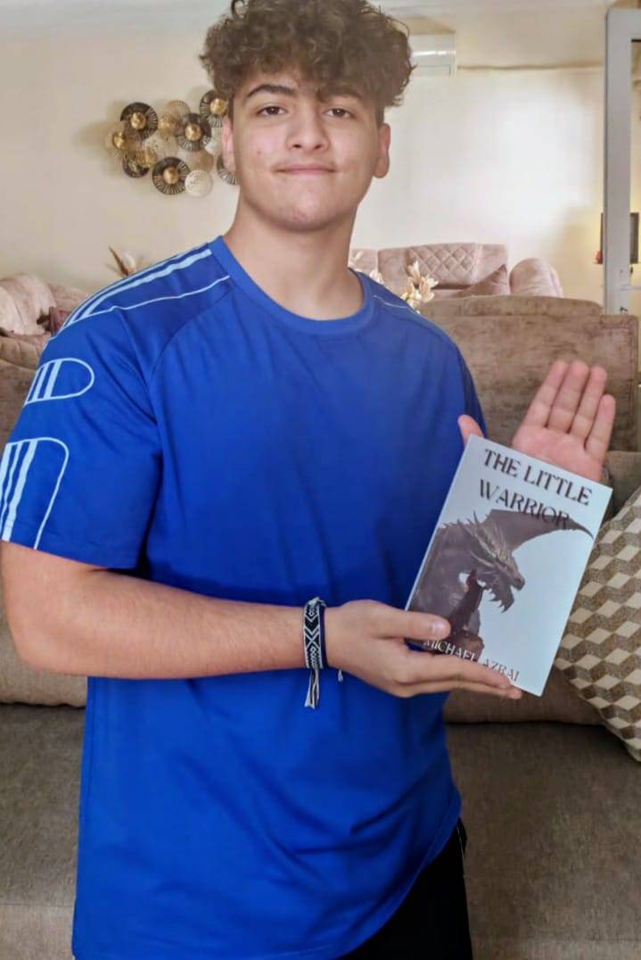 شاب يطلق روايته الأولى بعنوان المحارب الصغير