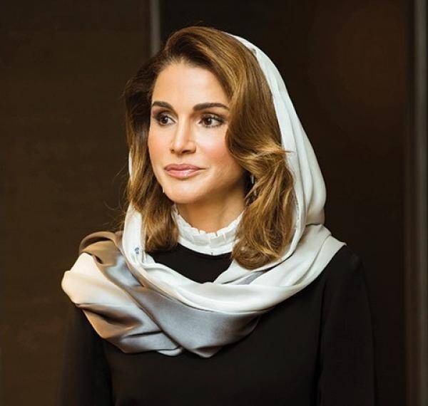 الملكة تقدم غذاء المجبرين عند العربيات