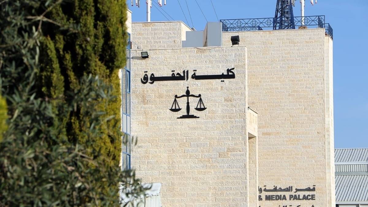 جامعة الزرقاء تناقش عددًا من رسائل الماجستير في كلية الحقوق