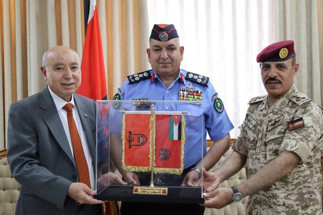 نائب رئيس جامعة مؤتة للشؤون العسكرية يكرم امر كلية العلوم الشرطية السابق...صور