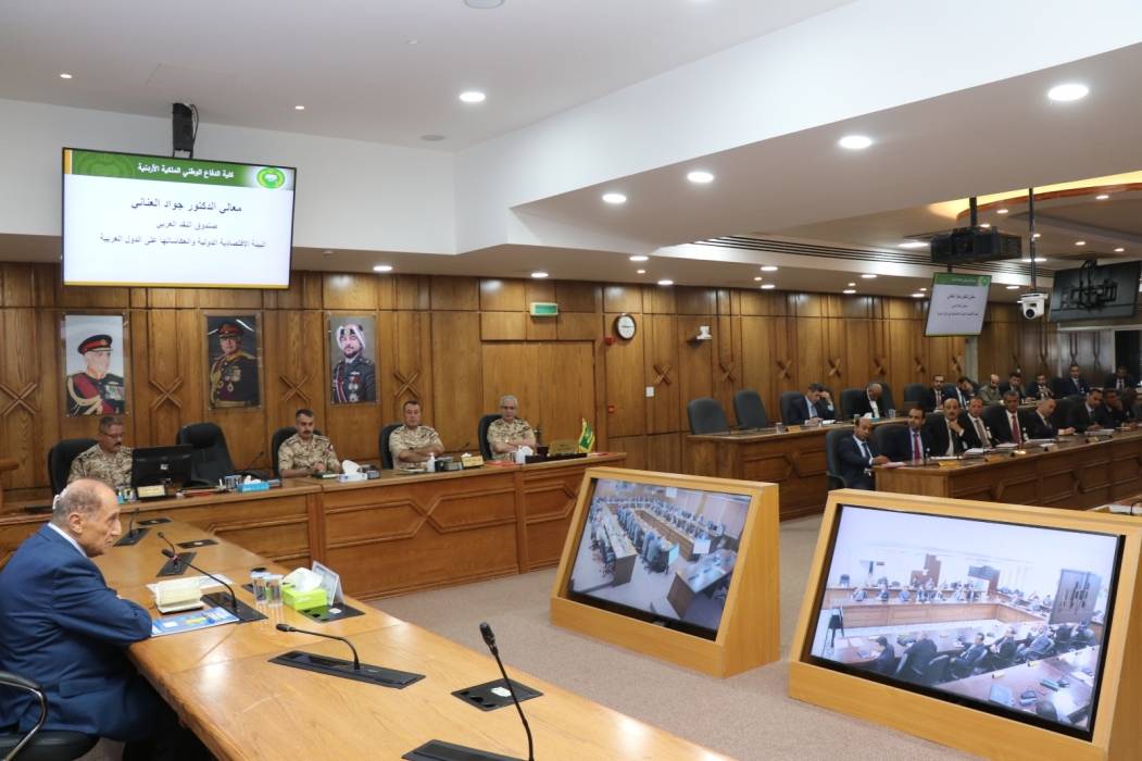 العناني يلقي محاضرة حول البيئة الاقتصادية الأردنية في كلية الدفاع الوطني