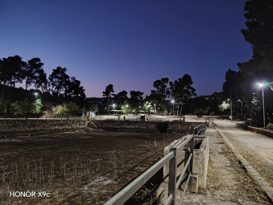 بلدية جرش الكبرى تنجز إنارة موقع البركتين الأثري