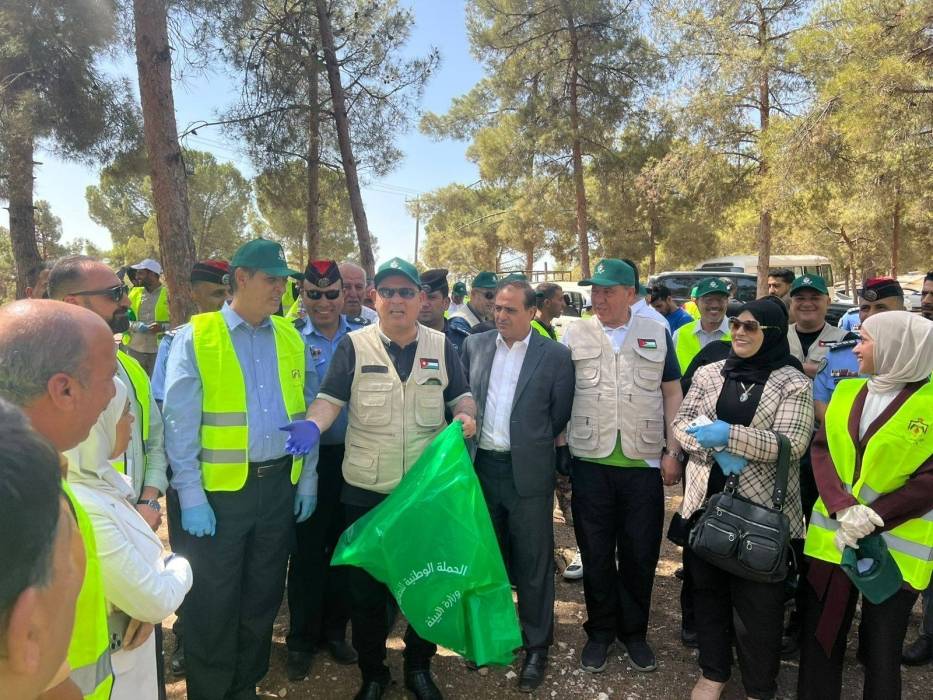 بهمتنا نحمي بيئتنا حملة نظافة في غابة الياسمين بجرش  صور