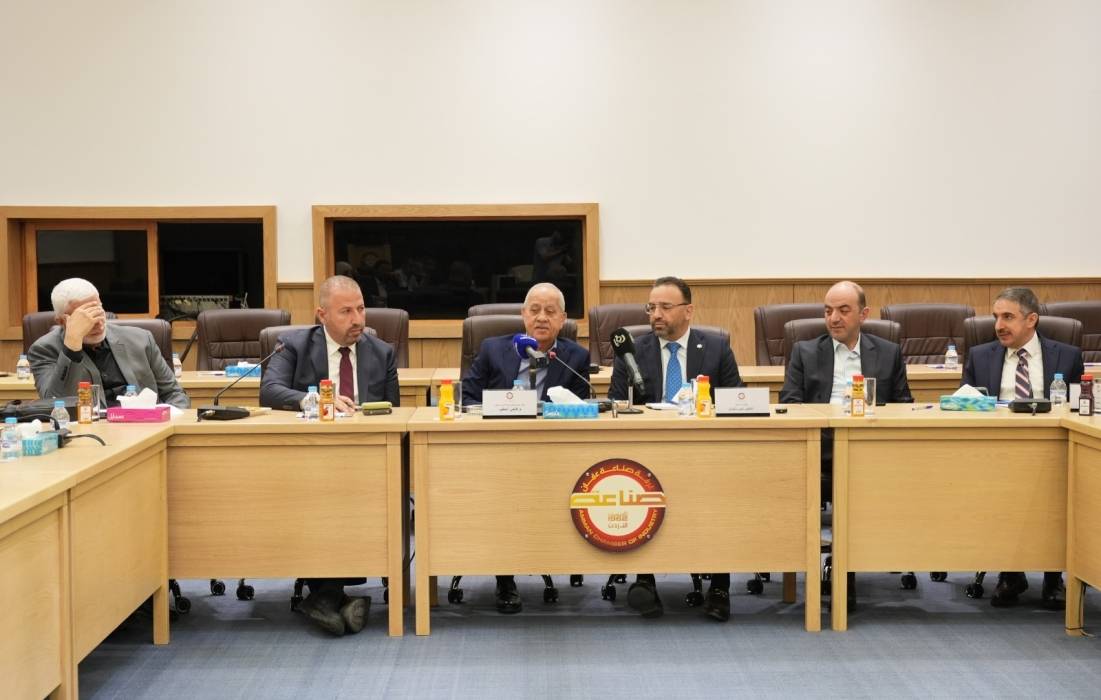 صناعة عمان تبحث معيقات القطاع الصناعي ذات العلاقة بعمل وزارة البيئة