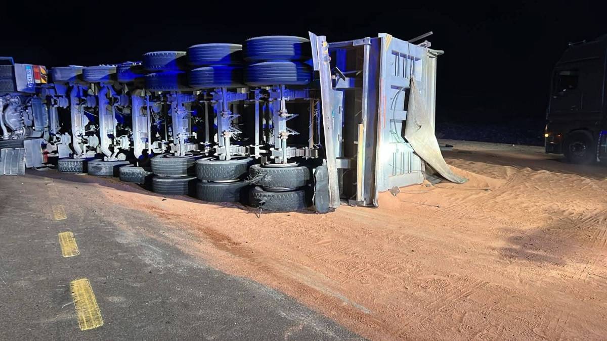 اغلاق لحركة السير بالكامل على الطريق الصحراوي باتجاه الجنوب نتيجة تدهور تريلا