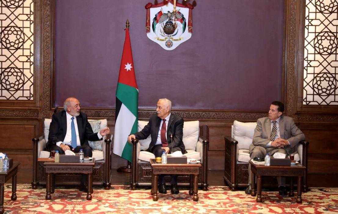 العيسوي خلال لقائه فعاليات مهنية وشبابية...صور