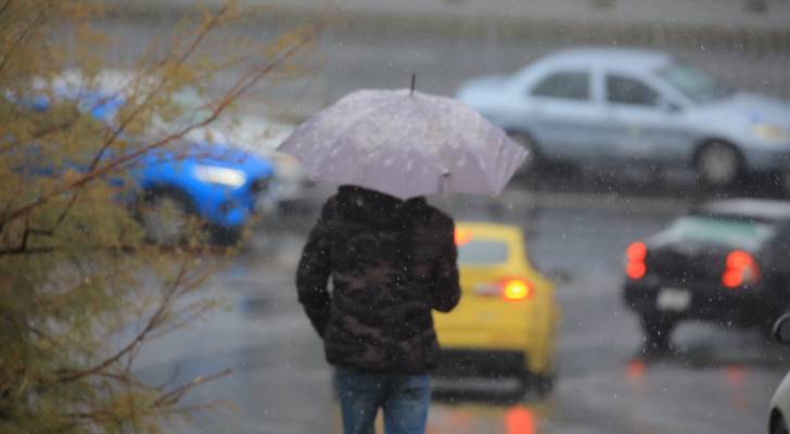 انخفاض الحرارة وزخات مطرية يصحبها الرعد اليوم