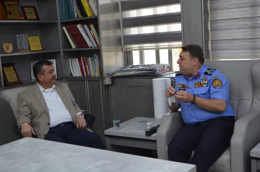 الخشمان يستقبل مدير شرطة الزرقاء في البلدية .