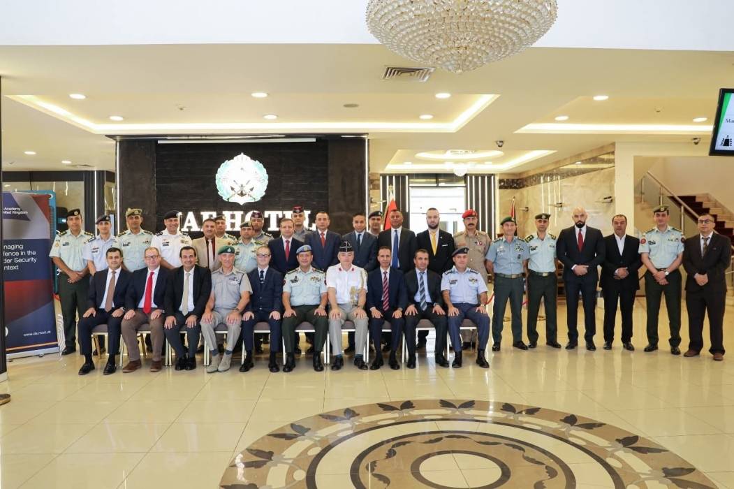 اختتام دورة الإدارة الدفاعية في السياق الأمني الأوسع بفندق القوات المسلحة ...صور