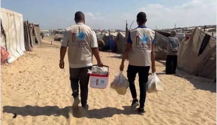 الحملة الأردنية توزع مئات ربطات الخبز على النازحين في غزة