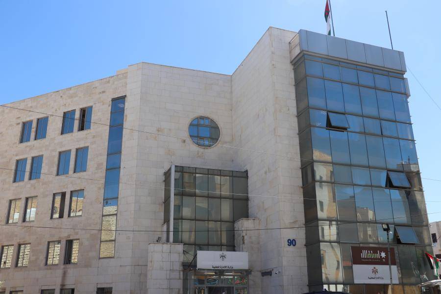 وزير الإدارة المحلية يتفقد مكب النفايات الصلبة في العقبة