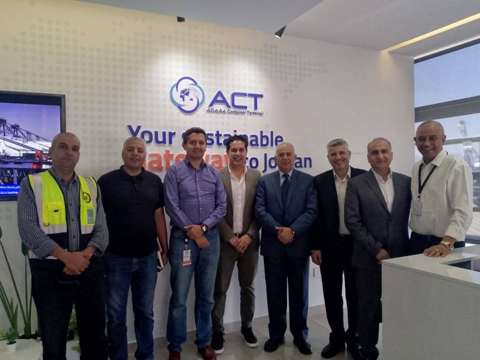 شركة الصخرة للخدمات والاستشارات الأمنية تكرم منيف العواوده