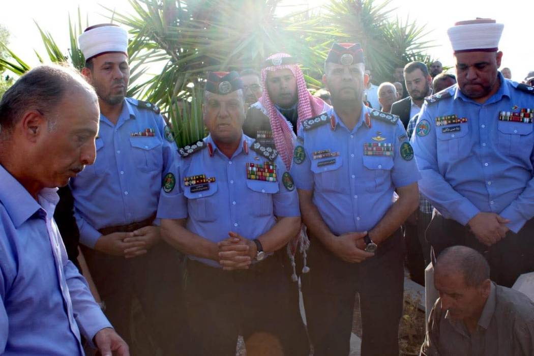 الأمن العام يُشارك بتشييع جثمان العميد المتقاعد محمد  الروسان ...صور