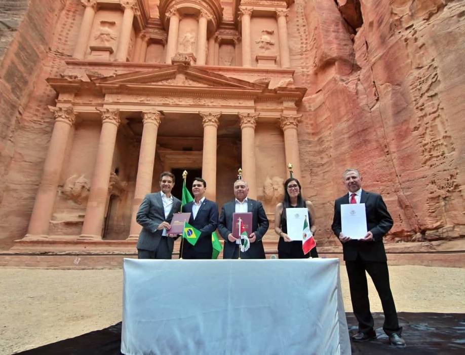 البترا تحتضن قمة عجائب الدنيا السبع الجديدة وتوقع اتفاقيات تعاون دولية