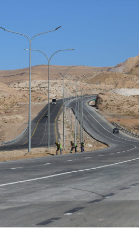 أعمال تعبيد وتخطيط على طريق الحميمةالعقبة وأوتوستراد المفرق