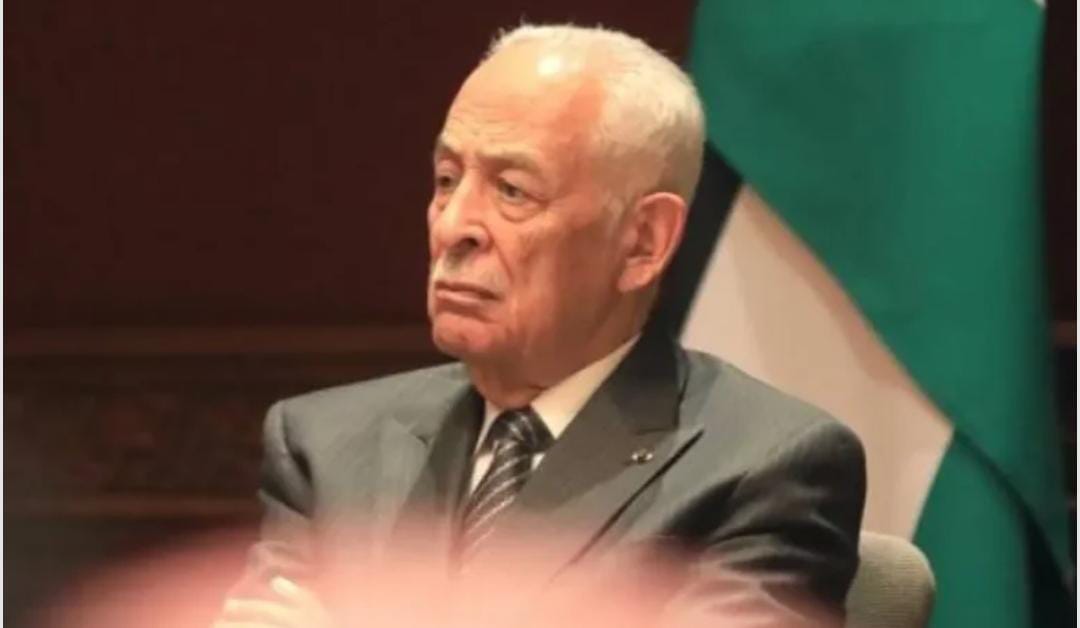 العيسوي ينقل تمنيات الملك وولي العهد بالشفاء للوزير الأسبق جمال الصرايرة