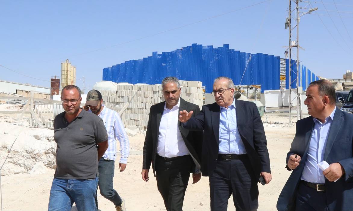 وزير الأشغال العامة والإسكان يتفقد سير العمل في مشروعي مبنى إداري وطريق في منطقة وادي العش بالزرقاء...صور