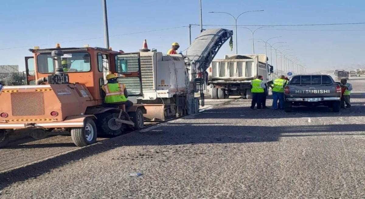البدء بتنفيذ مشروع صيانة وتحسين الطريق الصحراوي بين الحميمة والقويرة