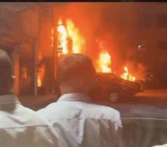 الأردن..حريق في مطعم ومركبتين بشارع مكة في عمّان