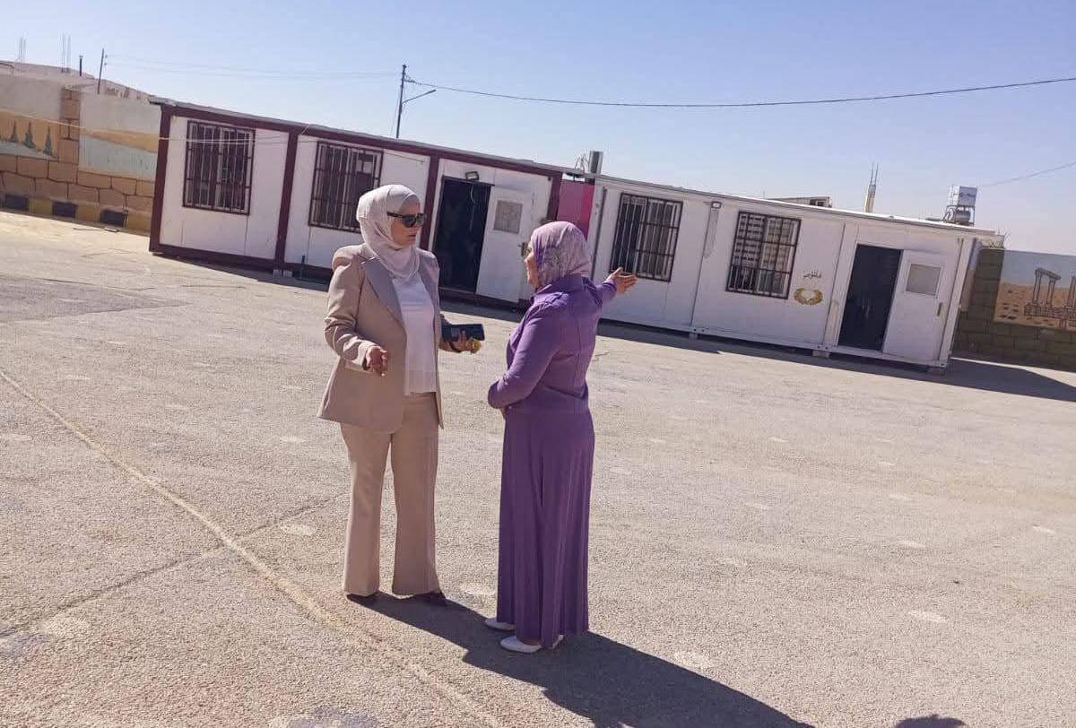 السواريس تنقل طالبات الصّف العاشر الأساسي من كرفان إلى غرفة صفيّة في مدرسة المناخر الأساسية