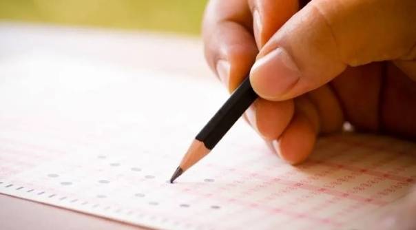 طلبة الشريعة في البلقاء يشتكون من صعوبة أسئلة الشامل