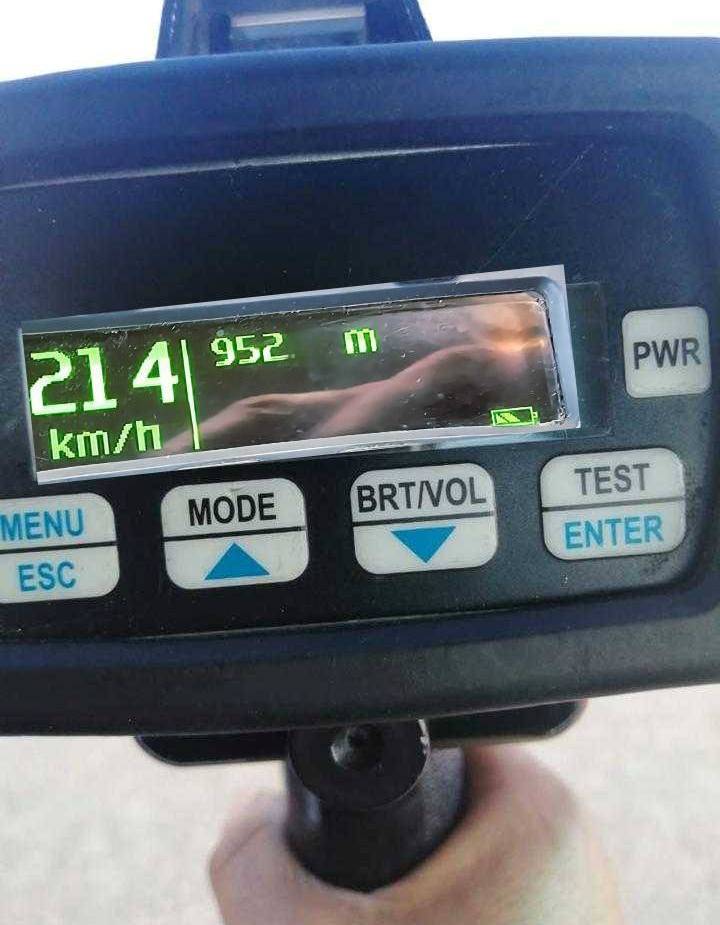 ضبط مركبة تسير بسرعة قاتلة ( 214 كلم) بالساعة باتجاه الأرزق