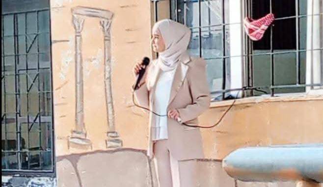 السواريس تشارك الطلبة الطابور الصباحي خلال الجولة التفقدية لمشغل الشعر والتجميل المستحدت في مدرسة الخنساء الثانوية للبنات.