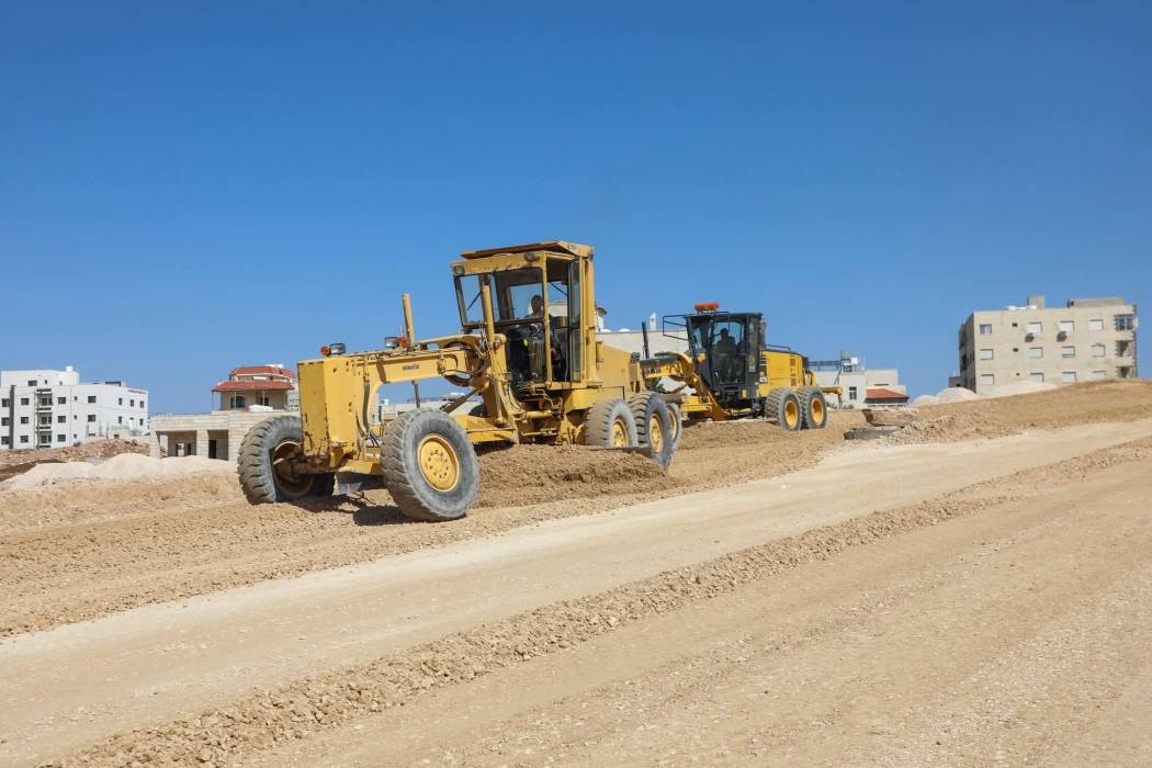 بلدية إربد تواصل تجهيز الطرق المحيطة بمستشفى الأميرة بسمة الجديد...صور