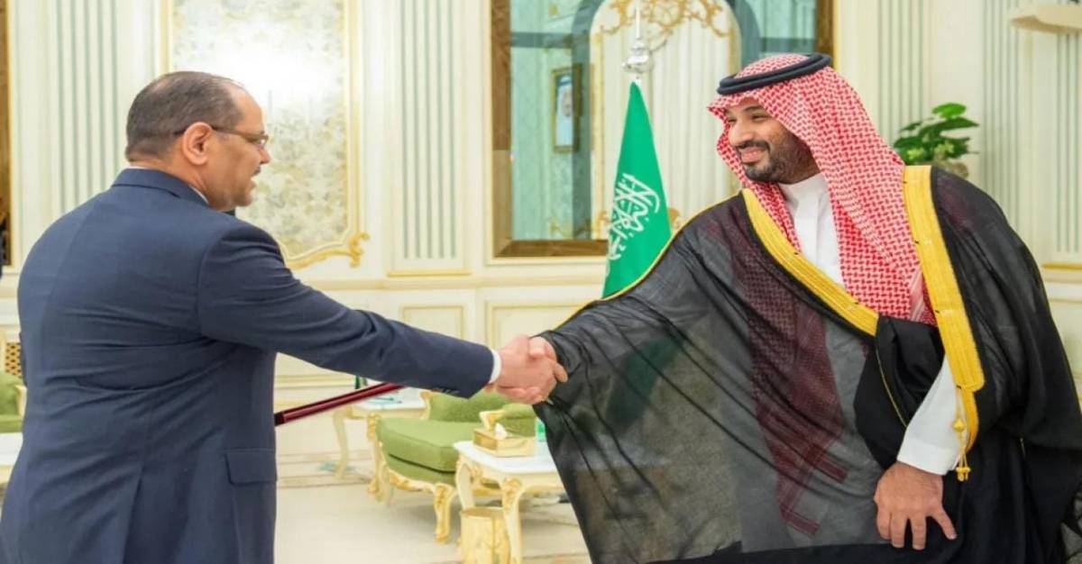 السفير أبو الفول يقدم أوراق اعتماده لولي العهد السعودي