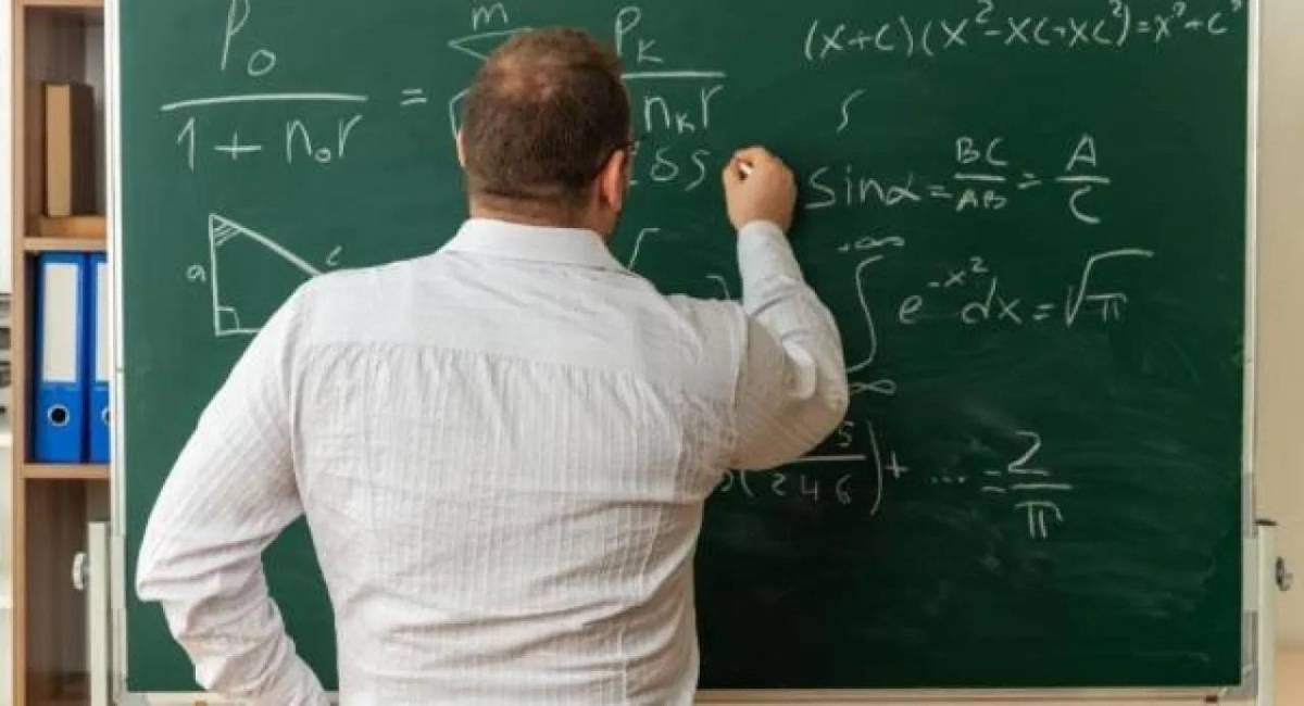 إعلان أسماء المرشحين لدبلوم المعلمين المنتهي بالتعيين بالتربية