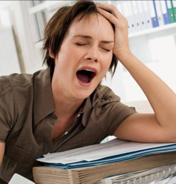 حادثة غريبة.. تثاؤب كاد أن يحرم شابة بريطانية من القدرة على المشي