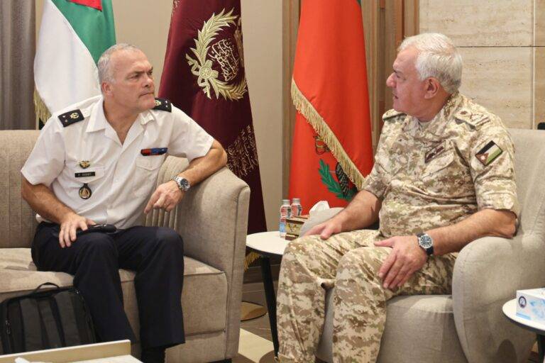 رئيس هيئة الأركان يستقبل وفداً عسكرياً فرنسياً