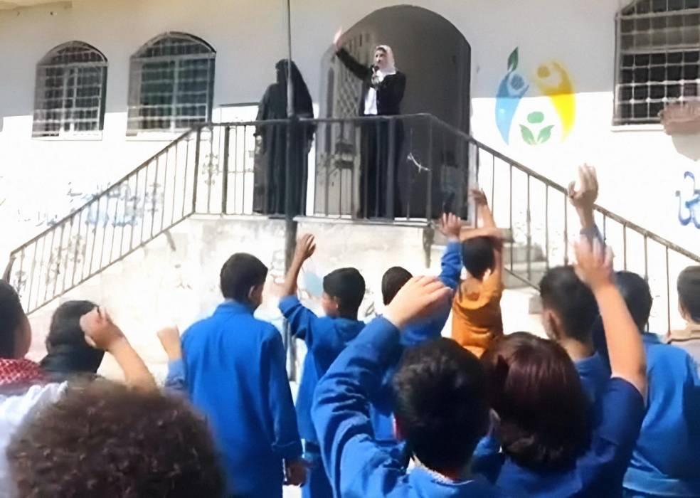 السواريس تنظم قسما لطلبة مدرسة سحاب الأساسية المؤنثة خلال الزيارة التفقدية، وتشاركهم فيه.